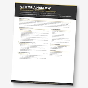 Op de afbeelding: Een professionele cv-sjabloon met een zwarte en gouden koptekst met de naam "VICTORIA HARLOW" en haar titel. Het cv bevat secties voor Executive Profile, Professional Experience, Key Achievements, Board & Advisory en Education. Het document staat op een witte achtergrond.