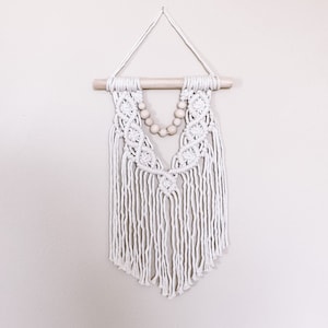 Pärlbesatt makraméväggbonad || Liten ökenväggkonst || Boho heminredning