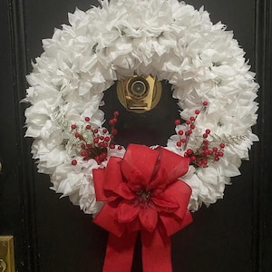 Corona de flores de Pascua blancas