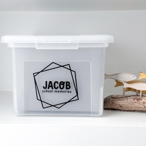 Étiquettes pour boîtes à souvenirs pour enfants, Étiquette de sac à main Milestone, Sticker nom de boîte de classement, Boîte de rangement pour école, Boîte à souvenirs pour bébé, Sticker nom personnalisé, Sticker en vinyle