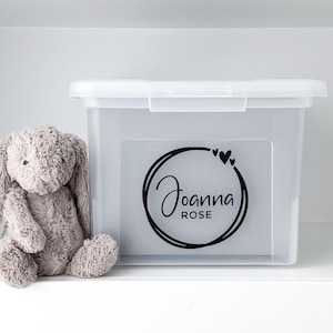 Étiquettes pour boîtes à souvenirs pour enfants, Étiquette de sac à main Milestone, Sticker nom de boîte de classement, Boîte de rangement pour école, Boîte à souvenirs pour bébé, Sticker nom personnalisé, Sticker en vinyle