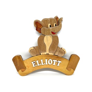Placa de puerta de madera con forma de elefante para niños, personalizada y hecha a mano.