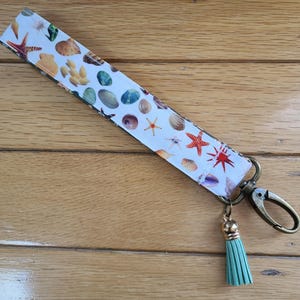Beach theme wristlet key ring, seashells, ocean, wrist clip accessory, Fabric Wrist Lanyard, handmade, key clip, purse key clip, pull tab