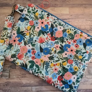 Monedero de pulsera, bolso de pulsera con cremallera, tela floral azul de Rifle Paper Company, bolso de moda, billetera de tela, monedero pequeño, bolso de mano, regalo