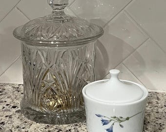 Azucarero vintage Corning Blue Dusk con tapa, estampado floral blanco y azul, década de 1980.