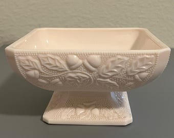 Compota de pedestal de cristal opalino rosa concha Jeannette, estilo vintage de los años 50.