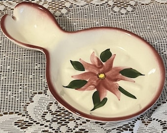 Vintage decora keramische handgeschilderde bloemenlepelsteun roze bloem keukendecor uit het midden van de eeuw