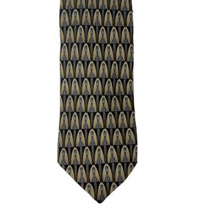 Könnte beinhalten: Eine gemusterte Krawatte mit einem sich wiederholenden Design aus stilisierten, vertikalen Formen in den Farbtönen Beige, Schwarz und Grau. Die Krawatte ist aus einem glatten Stoff gefertigt und eignet sich für formelle oder geschäftliche Anlässe.