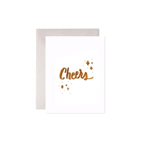 Tarjeta de felicitación "Cheers": Tarjeta de celebración con estrellas, diseño cursivo marrón, pancarta "Yuju" en el reverso, interior en blanco, saludo de Amelia