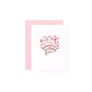 « Carte d'anniversaire de fille - couronne d'étoiles roses et illustration de baguette magique - voeux d'anniversaire amusants - vierge - carte rose avec étoiles - vague » par amelia