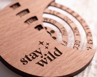 Crescent Moon Perpetual Calendar Stay Wild Digital File para Glowforge Laser Cutter SVG