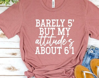 Camiseta com apenas 1,50 m, mas minha atitude é 1,85 m, camiseta para pessoas baixas, humor para pessoas baixas, camiseta para pessoas altas