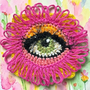 以下が含まれることがあります： 高さと形が異なる3つのセラミック花瓶のセット。花瓶はマットな白仕上げで釉薬がかけられており、ミニマリストな美学を提供しています。一番高い花瓶は約25cmです。