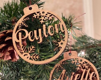 Aangepaste naam kerstbalornament: sneeuwvlokontwerp