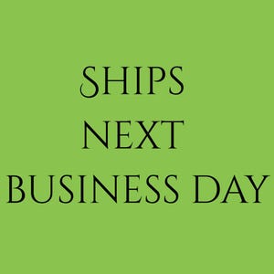 K&ouml;nnte beinhalten: Ein limettengr&uuml;ner Hintergrund mit den schwarzen Worten "SHIPS NEXT BUSINESS DAY" in einer Serifenschrift, zentriert. Der Text ist in drei Zeilen angeordnet.