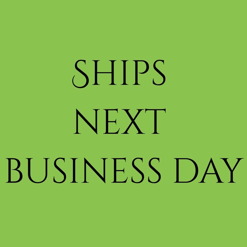K&ouml;nnte beinhalten: Ein limettengr&uuml;ner Hintergrund mit den schwarzen Worten "SHIPS NEXT BUSINESS DAY" in einer Serifenschrift, zentriert. Der Text ist in drei Zeilen angeordnet.