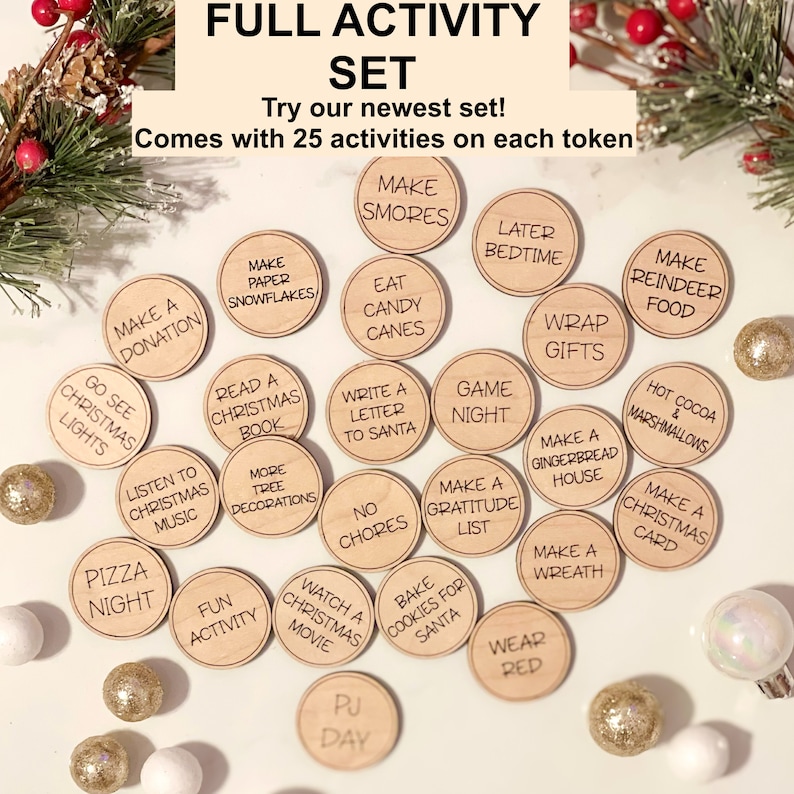 Puede incluir: Un conjunto de 25 fichas de actividades navide&ntilde;as de madera con diversas actividades escritas en ellas, como "Hacer malvaviscos asados", "Comer bastones de caramelo", "Ir a ver las luces de Navidad", "Leer un libro de Navidad", "Hacer una donaci&oacute;n", "Escuchar m&uacute;sica navide&ntilde;a", "Noche de pizza", "Actividad divertida", "Ver una pel&iacute;cula navide&ntilde;a", "D&iacute;a de pijama", "Hornear galletas para Santa", "Hacer una lista de gratitud", "Sin tareas", "Escribir una carta a Santa", "Noche de juegos", "Envolver regalos", "Acostarse tarde", "Hacer una casa de jengibre", "Hacer una corona", "Vestir de rojo", "Hacer una tarjeta de Navidad", "Hacer comida para renos", "Chocolate caliente y malvaviscos", "Hacer copos de nieve de papel", "M&aacute;s decoraciones para el &aacute;rbol".