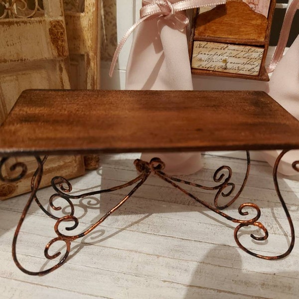 Table pour maison de poupée en fer forgé et bois, échelle 1:12, peinte et vieillie /Antique /vintage