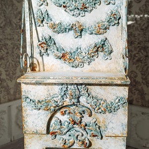 Weiße salbeigrüne Miniatur-Kaminwand 1:12 antik, barock, handbemalt
