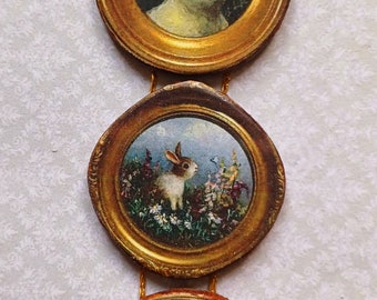 Tres imágenes en miniatura conectadas con temática de conejos, imágenes impresas en madera, escala 1:12, aspecto antiguo