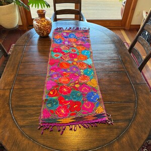 Chemin de table mexicain, 4 1/2' de long, motif floral violet, chemin de table Chiapas, chemin brodé Mexique, chemin de lit tissé