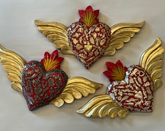 Antikes HEILIGES HERZ mit MILAGROS und vergoldeten Flügeln, Rot, Herz mit Flügeln, Milagro-Herz, geflügeltes heiliges Herz mit Anhängern