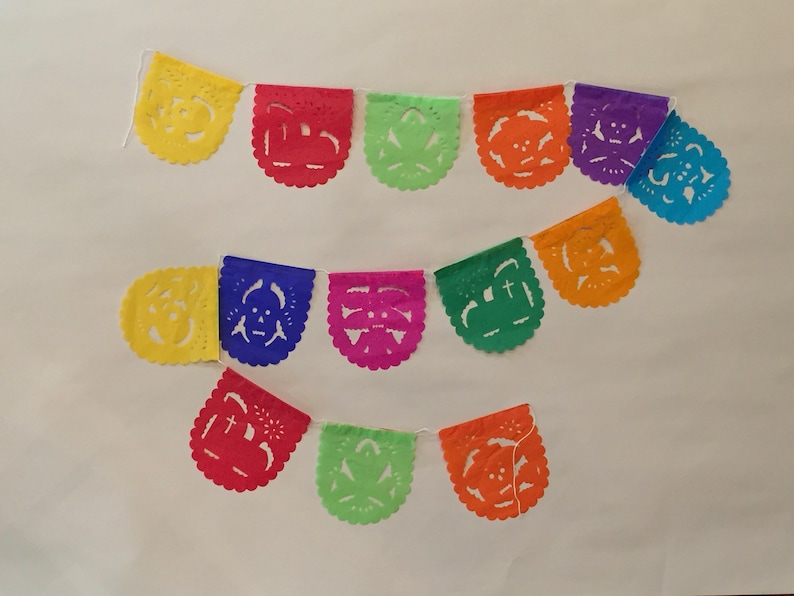 Puede incluir: Una guirnalda de papel de colores con dise&ntilde;os recortados. La guirnalda est&aacute; hecha de papel de seda y est&aacute; enhebrada con hilo blanco. La guirnalda est&aacute; decorada con una variedad de colores, incluyendo amarillo, rojo, naranja, verde, azul y morado.
