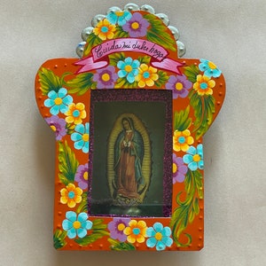 Dose GUADALUPE NICHO mit HANDBEMALTEN Blumen, orangem Hintergrund, mexikanischem Guadalupe Nicho, Dose Retablo Guadalupe,