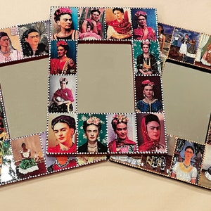 Puede incluir: Tres espejos cuadrados con un marco decorativo hecho de pequeñas imágenes de Frida Kahlo. Los marcos son en tonos de rojo, verde y azul.