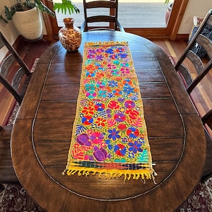 Chemin de table mexicain, 4 1/2' de long, motif floral sur JAUNE, chemin de table Chiapas, chemin brodé Mexique, chemin de lit tissé