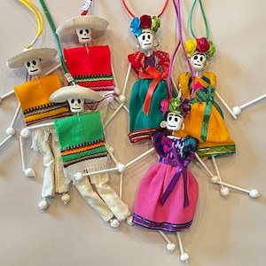 CALAVERA con Sarape y ADORNOS DE FRIDA, Juego de dos, Adornos de esqueleto mexicano, Día de los Muertos, Adorno de calavera de azúcar