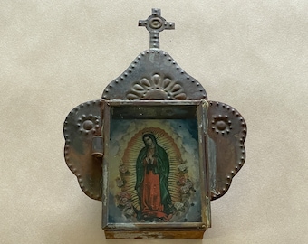 Antiker Miniatur Nicho mit Jungfrau von Guadalupe, mexikanischer Nicho, Mexiko religiöse Kunst, rustikaler Nicho