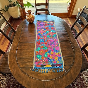 Chemin de table mexicain, 4 1/2' de long, motif floral sur bleu, chemin de table Chiapas, chemin brodé Mexique, chemin de lit tissé
