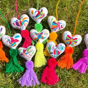 OTOMI-HARTORNAMENT met pompon, Otomi-decor, Tenango, Mexicaans hart, hartornament, Mexicaans geborduurd cadeau