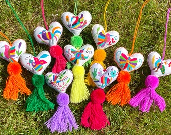 Adorno de corazón Otomí con pompón, decoración Otomí, Tenango, corazón mexicano, adorno de corazón, regalo bordado mexicano