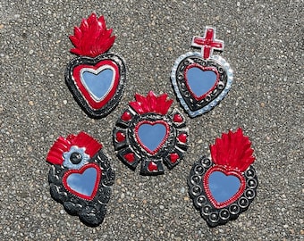 SET von FÜNF Zinn Sacred Heart Ornamente mit Spiegel, traditionelle Farben, Sacred Heart Milagros, mexikanische Zinn Ex Voto Ornamente