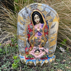 Antiqued JUNGFRAU von Guadalupe mit MILAGROS, Jungfrau mit Ex Voto, Madonna Milagros, Mutter Maria