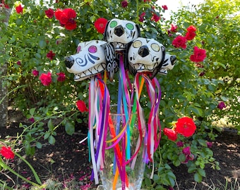 Sonaja para perro con forma de calavera, BLANCA, Perro del Día de los Muertos, Sonaja del Día de los Muertos, México Día de los Muertos, Calavera mexicana, Perro con forma de calavera de azúcar