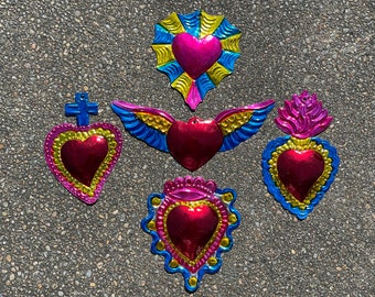 SET von FÜNF Zinn Sacred Heart Ornamente, helle Farben, Sacred Heart Milagros, mexikanische Zinnornamente, Hojalata