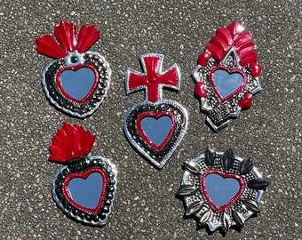 Tin Sacred Heart Ornamente mit Spiegel, Set von FÜNF, traditionellen Farben, Sacred Heart Milagros, mexikanische Tin Ex Voto Ornamente