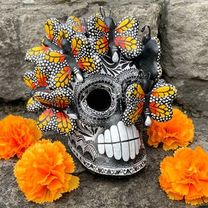 Impresionante CALAVERA del Día de los Muertos con MARIPOSAS MONARCA, Día de los Muertos en México, Calavera del Día de Muertos, Cerámica de México,