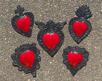 SET von FÜNF Zinn SACRED Heart Ornamente, traditionelle Farben, Sacred Heart Milagros, mexikanische Zinn Ex Voto Ornamente