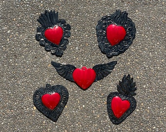 SET von FÜNF Zinn Sacred Heart Ornamente, traditionelle Farben, Sacred Heart Milagros, mexikanische Zinnornamente