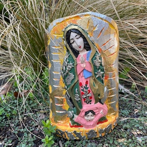 Antiqued JUNGFRAU von Guadalupe mit MILAGROS, Jungfrau mit Ex Voto, Madonna Milagros, Mutter Maria