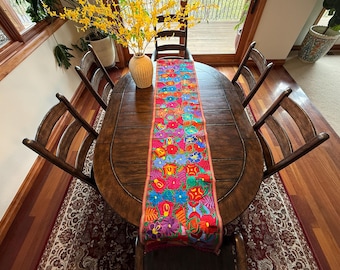 Camino de mesa mexicano, LARGO - 8 1/2', Diseño floral sobre ROJO, Camino de mesa de Chiapas, Camino de mesa mexicano bordado, Camino de cama tejido