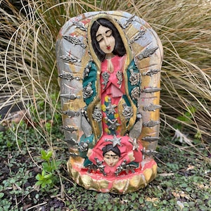 Antiqued JUNGFRAU von Guadalupe mit MILAGROS, Jungfrau mit Ex Voto, Madonna Milagros, Mutter Maria