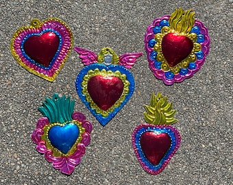 SET von FÜNF Zinn Sacred Heart Ornamente, helle Farben, Sacred Heart Milagros, mexikanische Zinnornamente