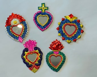 SET von FÜNF Zinn Sacred Heart Ornamente, helle Farben, gespiegelt, Sacred Heart Ornament, Mexiko Tin Flaming Hearts, Mexiko Herz Milagros