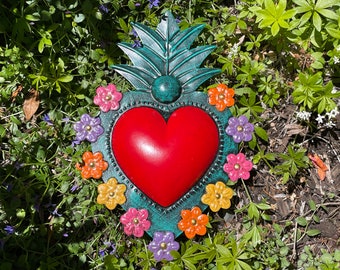 CORAZÓN DE HOJA DE LATA ROJA con flores, Corazón de hojalata perforado, Corazón de hojalata mexicano, Decoración de corazón mexicano, Sagrado Corazón