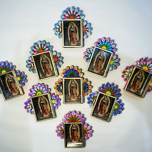 Mini NICHO GUADALUPE de hojalata con flores PINTADAS A MANO, Nicho Guadalupe mexicano, Retablo Guadalupe de hojalata, Caja de sombras Guadalupe